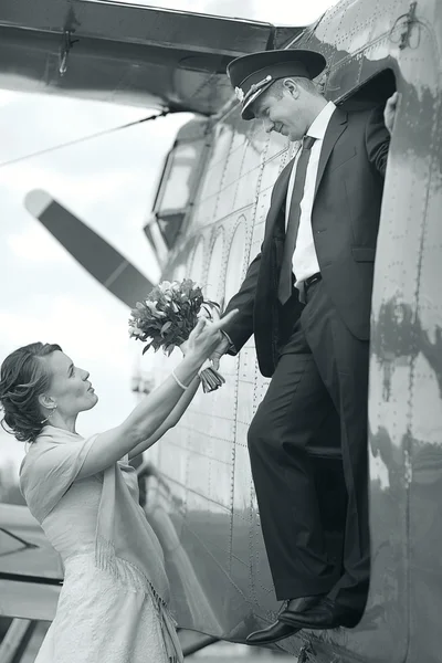 Paar op oude vliegtuig — Stockfoto