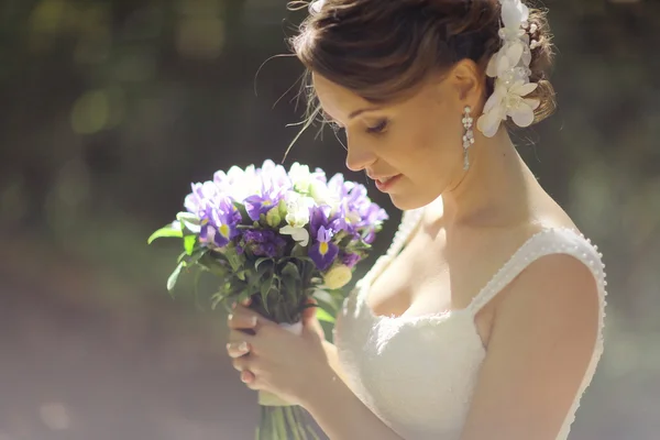 Sposa in parco — Foto Stock