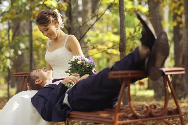 Pareja de boda en el parque — Foto de Stock