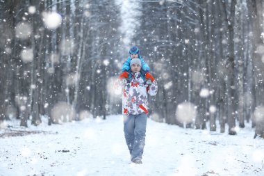 Baba ve oğul ormanda.