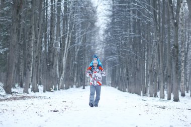 Baba ve oğul ormanda.