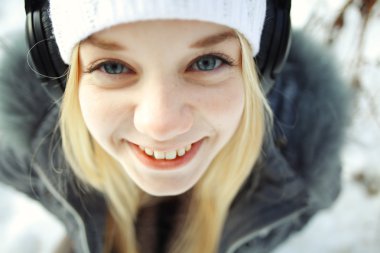 Kulaklık takan kız