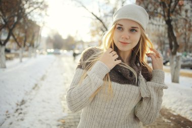 Kışın sarışın kız