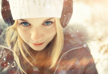 Kulaklık takan kız