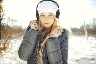 Kulaklık takan kız