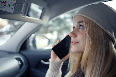 Cep telefonunuzda konuşan kız