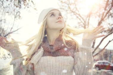 Kışın sarışın kız