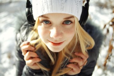 Kulaklık takan kız