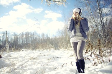 Kulaklık takan kız