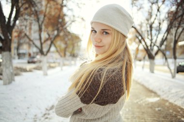 Kışın sarışın kız