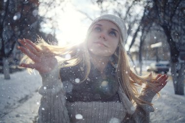 Kışın sarışın kız