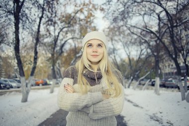 Kışın sarışın kız