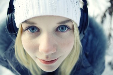 Kulaklık takan kız