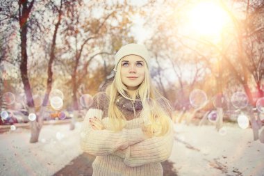 Kışın sarışın kız