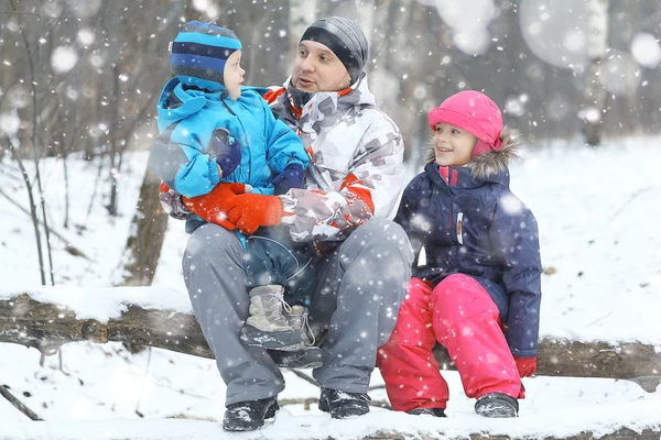 Familia en el bosque — Foto de Stock