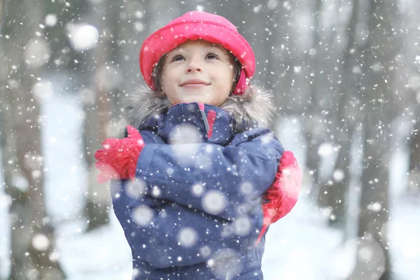 Kleines Mädchen im Winter — Stockfoto