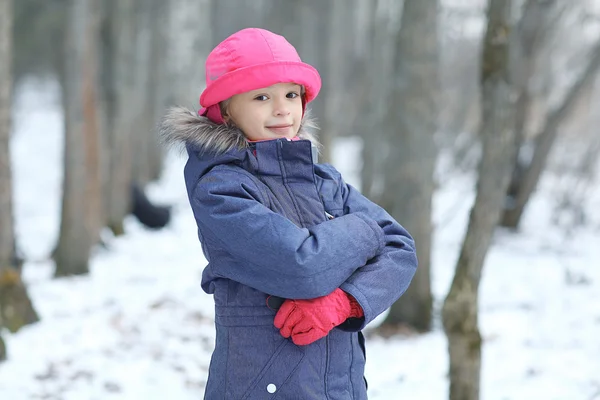 Маленькая девочка зимой — стоковое фото