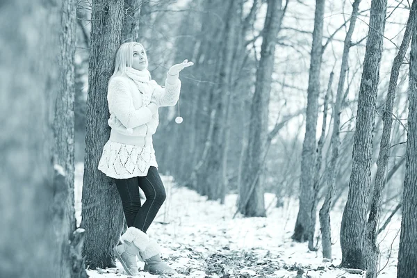 Frau im Wald — Stockfoto