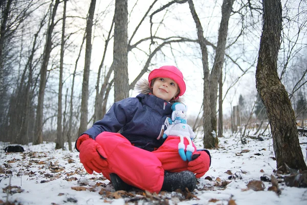 Petite fille avec bonhomme de neige — Photo