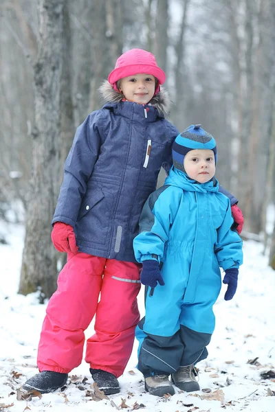 Kinder im Winter — Stockfoto