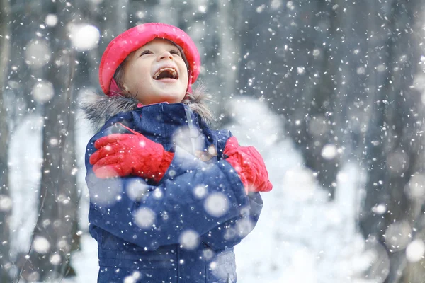 Kleines Mädchen im Winter — Stockfoto