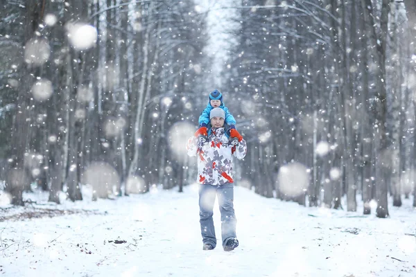 Baba ve oğul ormanda.