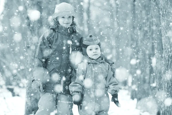 Дети зимой — стоковое фото