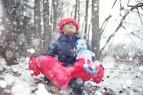 Niña con muñeco de nieve — Foto de Stock