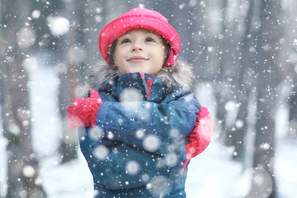 Küçük kız kışın — Stok fotoğraf