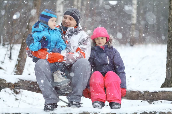 Family in forest — Stock Photo, Image