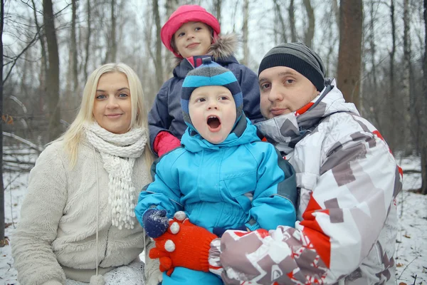 Familia en el bosque — Foto de Stock