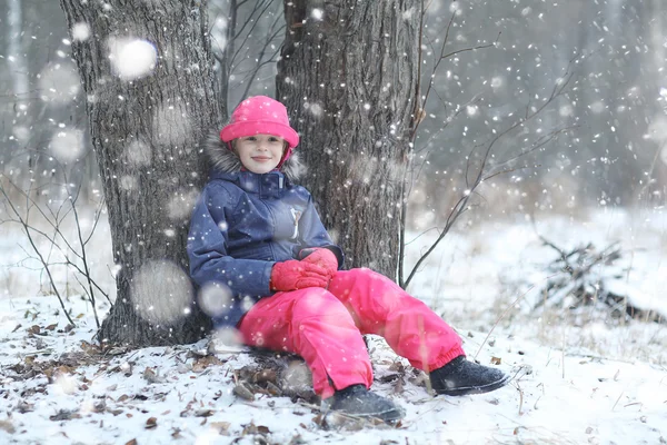 Mädchen im Winter — Stockfoto