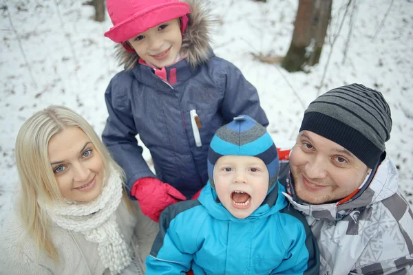 Familie in bos — Stockfoto