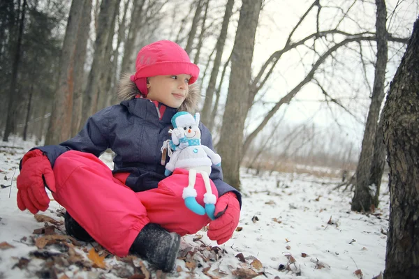 Küçük kız ve kardan adam — Stok fotoğraf