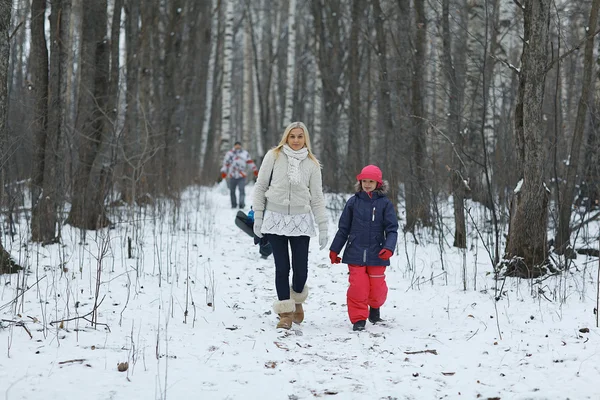 Familie im Wald — Stockfoto