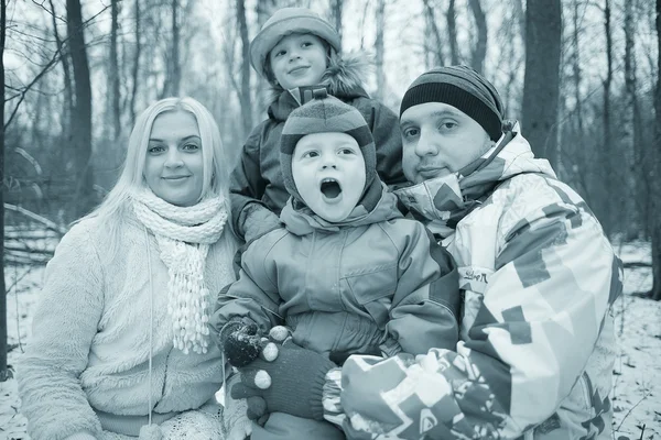 Familia en el bosque — Foto de Stock