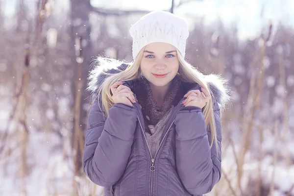 Menina adolescente no inverno — Fotografia de Stock