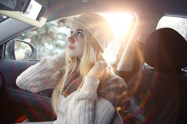 Menina adolescente no carro — Fotografia de Stock