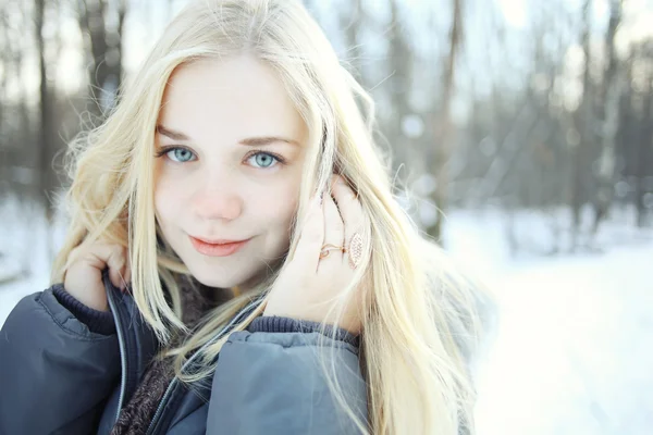 Adolescente chica en invierno —  Fotos de Stock