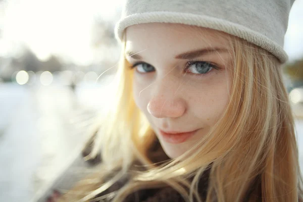 Blond meisje in de winter — Stockfoto
