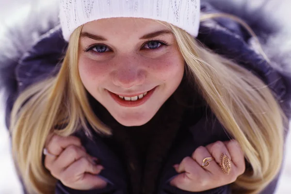 Teen flicka på vintern — Stockfoto