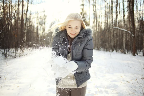 Dospívající dívka v zimě — Stock fotografie