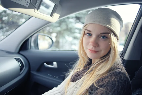 Teenager Mädchen im Auto — Stockfoto