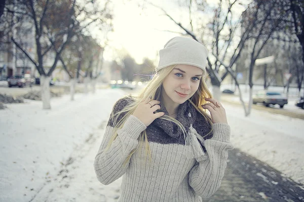 Kışın sarışın kız