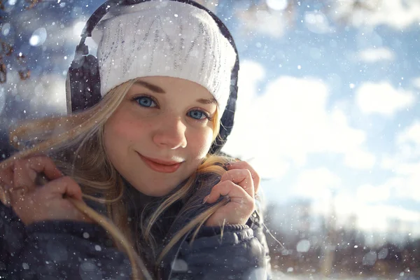 Chica usando auriculares —  Fotos de Stock