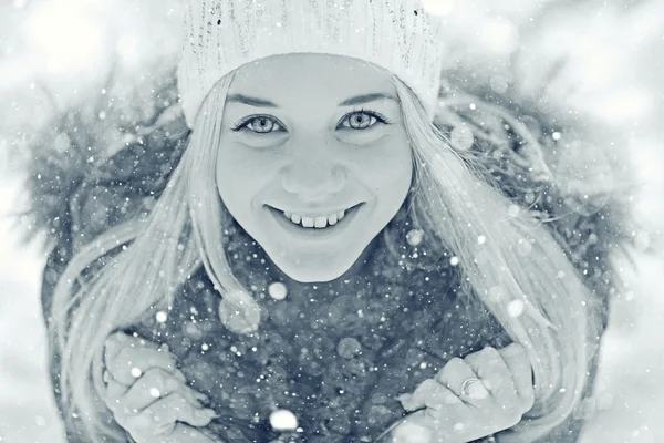 Adolescente chica en invierno — Foto de Stock