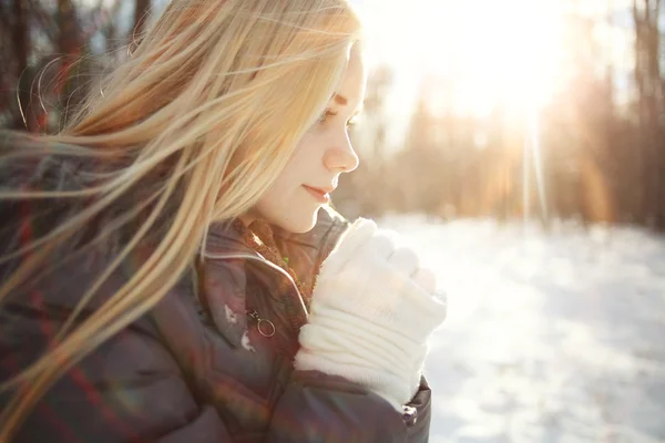 Девушка-подросток зимой — стоковое фото