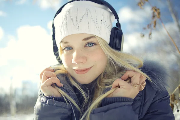 Dziewczyna nosi słuchawki — Zdjęcie stockowe