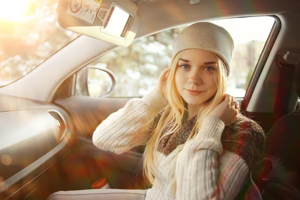 Έφηβος κορίτσι στο αυτοκίνητο — Φωτογραφία Αρχείου