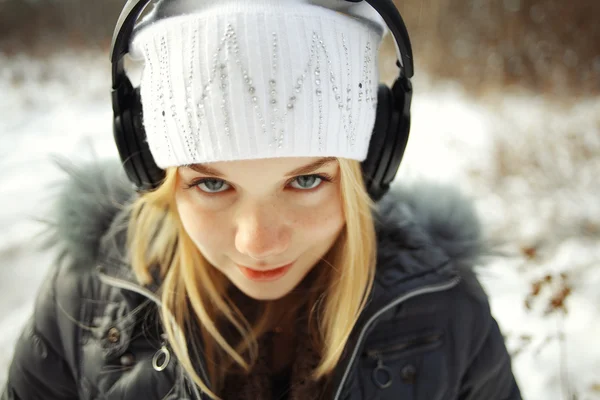 Menina usando fones de ouvido — Fotografia de Stock